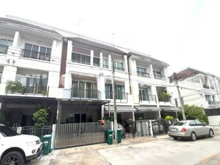 For sale 3 bed townhouse in Lat Phrao, Bangkok