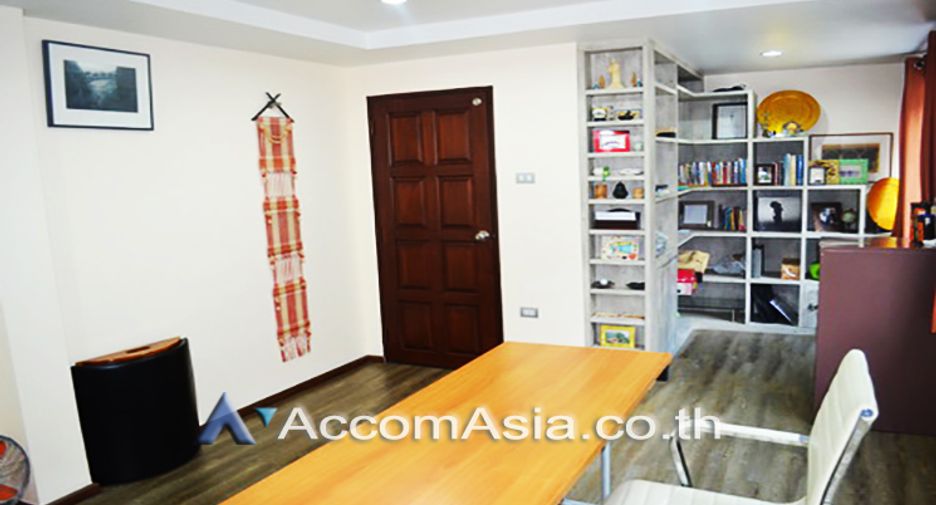 For sale 2 bed townhouse in Khlong Toei, Bangkok
