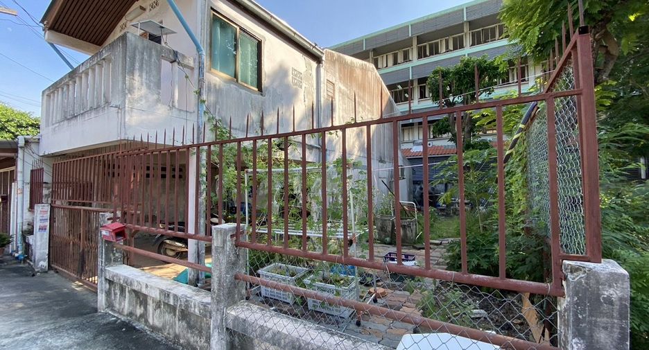 For sale 2 Beds townhouse in Saphan Sung, Bangkok