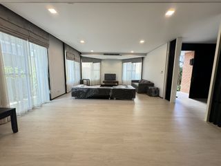 For rent 4 Beds villa in Huai Khwang, Bangkok