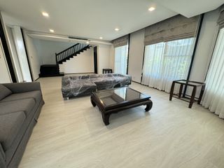 For rent 4 Beds villa in Huai Khwang, Bangkok