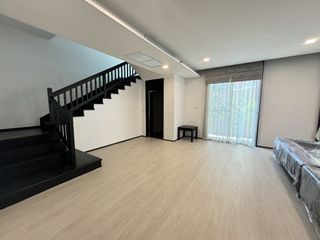 For rent 4 Beds villa in Huai Khwang, Bangkok