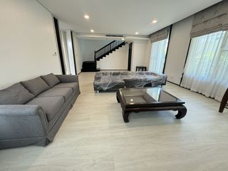 For rent 4 Beds villa in Huai Khwang, Bangkok