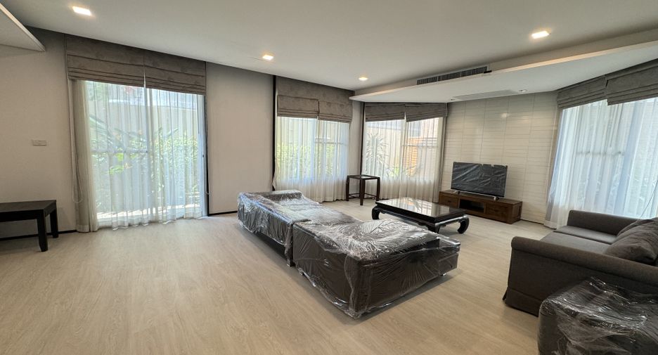 For rent 4 Beds villa in Huai Khwang, Bangkok