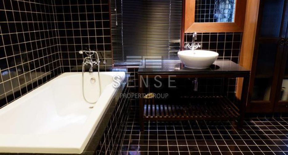 For rent 4 bedrooms house in Khlong Toei, Bangkok