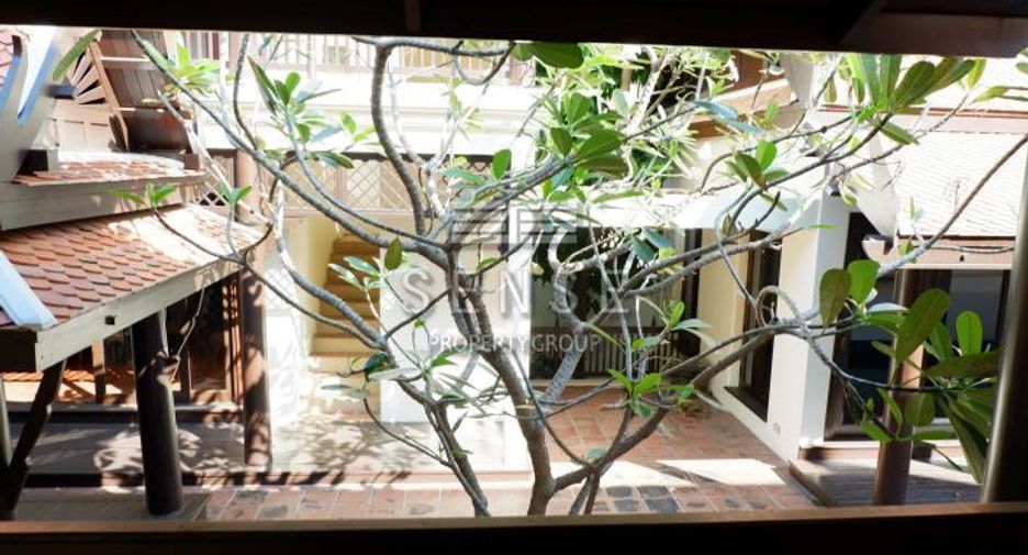 For rent 4 bedrooms house in Khlong Toei, Bangkok