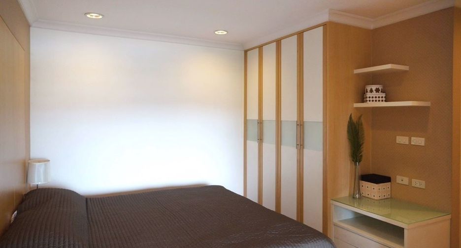 For rent 3 bedrooms condo in Yan Nawa, Bangkok