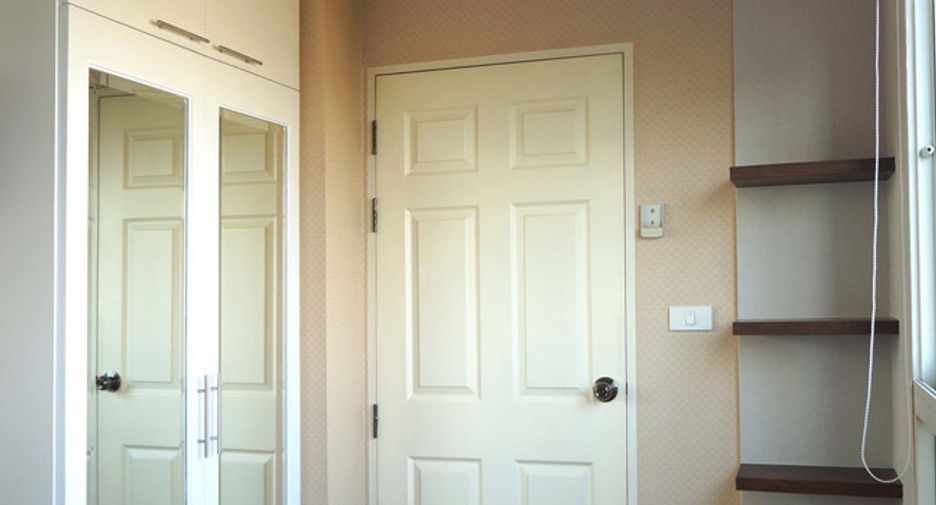 For rent 3 bedrooms condo in Yan Nawa, Bangkok