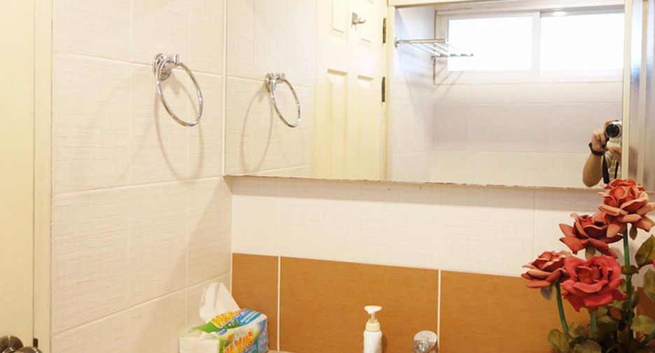 For rent 3 bedrooms condo in Yan Nawa, Bangkok