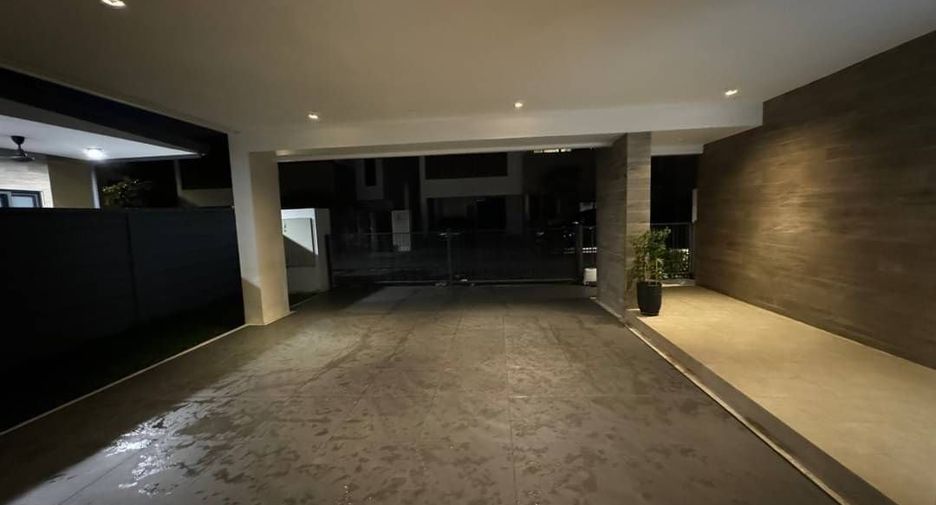 For rent 4 bed house in Huai Khwang, Bangkok