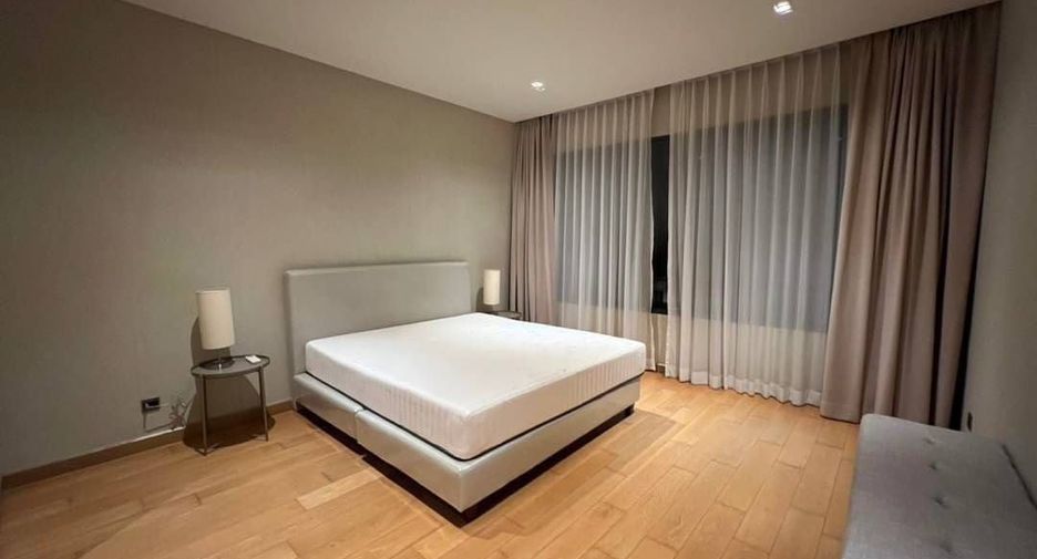 For rent 4 bed house in Huai Khwang, Bangkok
