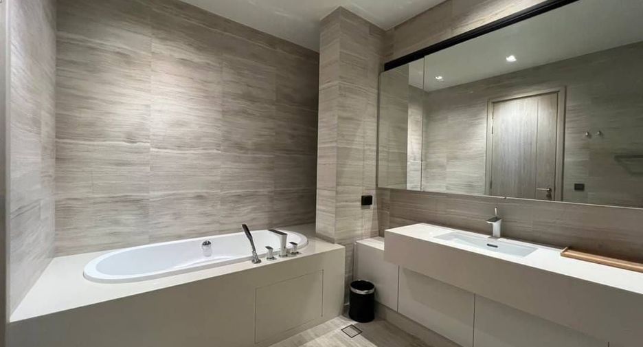 For rent 4 bed house in Huai Khwang, Bangkok