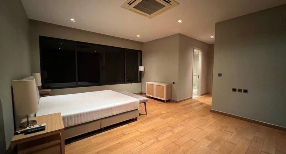 For rent 4 bed house in Huai Khwang, Bangkok