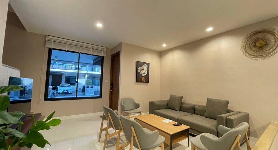 For rent 6 bed townhouse in Lat Phrao, Bangkok