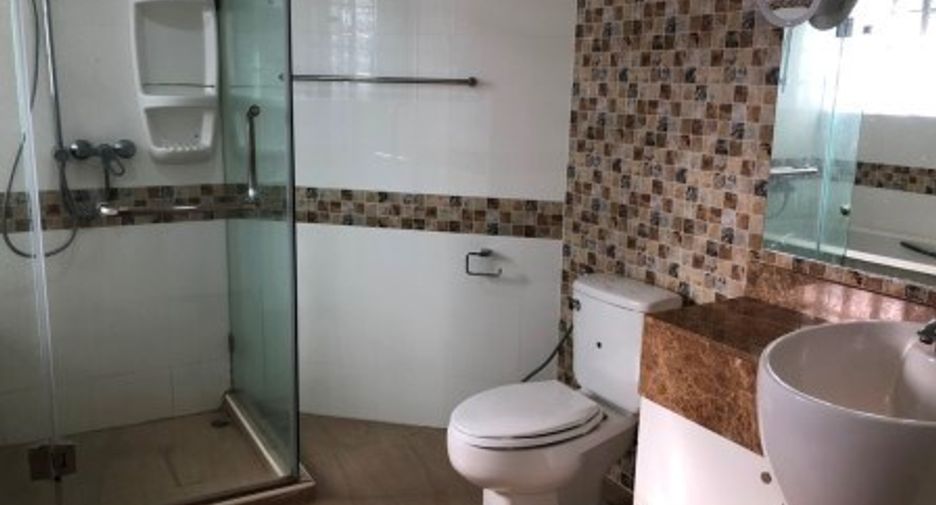 For rent 4 bedrooms condo in Khlong Toei, Bangkok