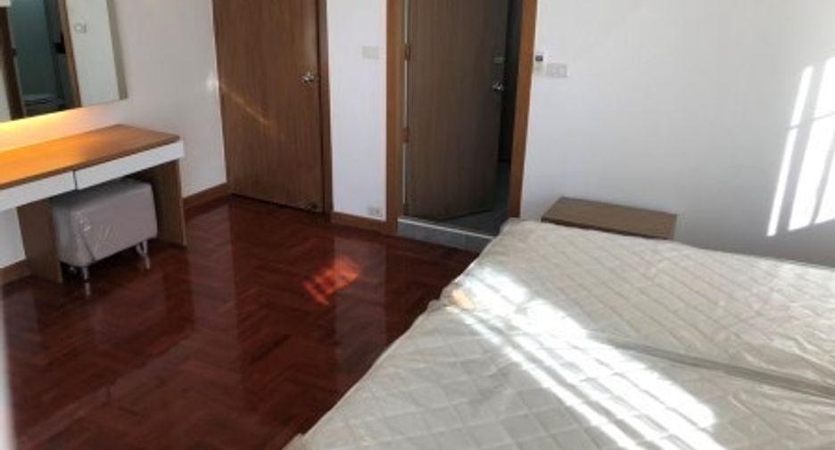 For rent 4 bedrooms condo in Khlong Toei, Bangkok