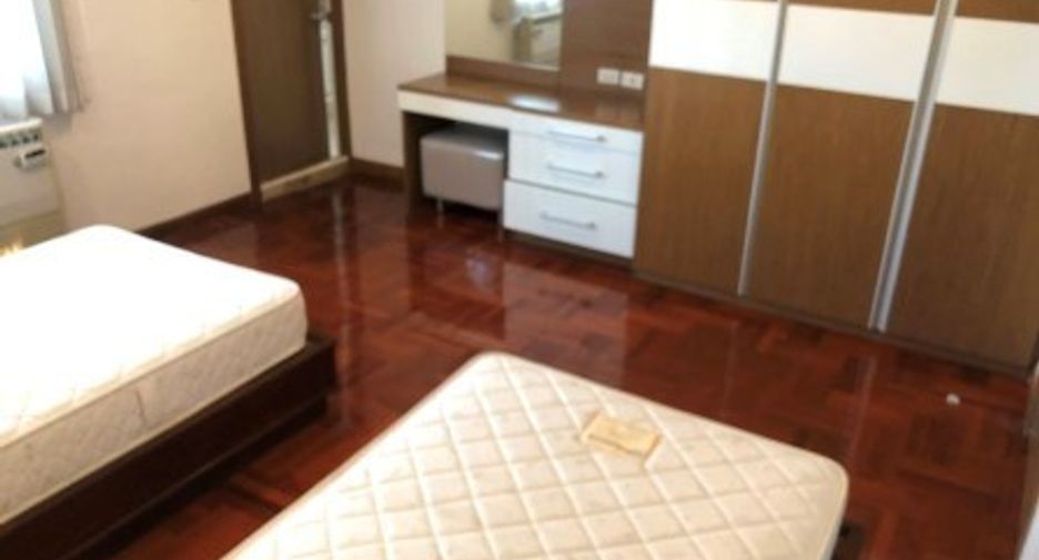 For rent 4 bedrooms condo in Khlong Toei, Bangkok