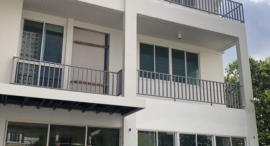 For rent 3 bed house in Thon Buri, Bangkok