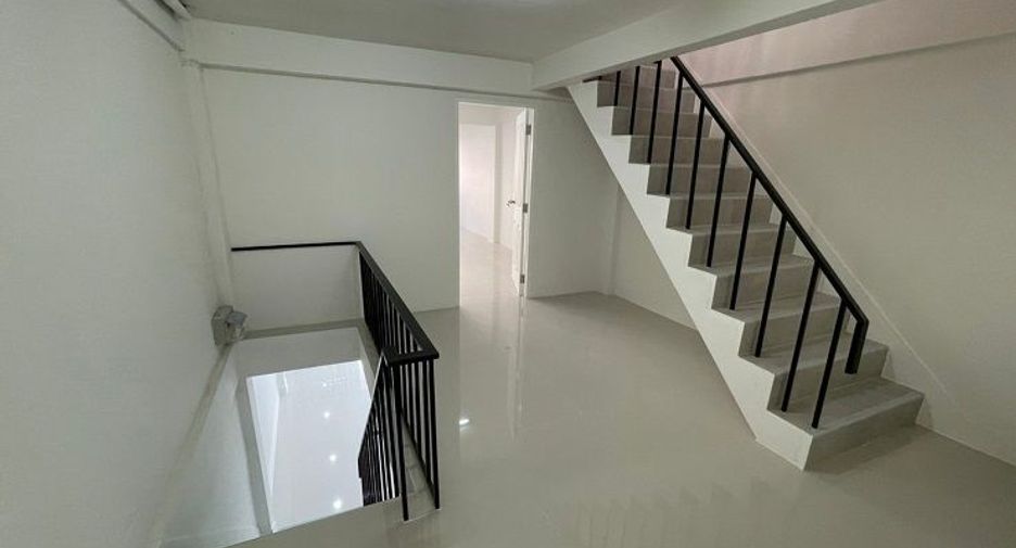 For rent 4 bed townhouse in Bang Sue, Bangkok