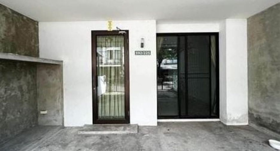 For rent 3 Beds townhouse in Lat Phrao, Bangkok