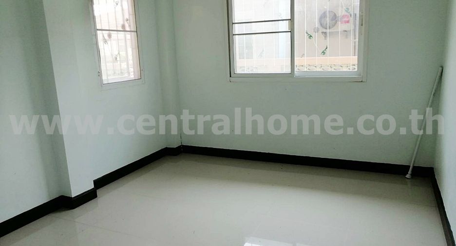 For sale 3 bed townhouse in Mueang Chai Nat, Chainat