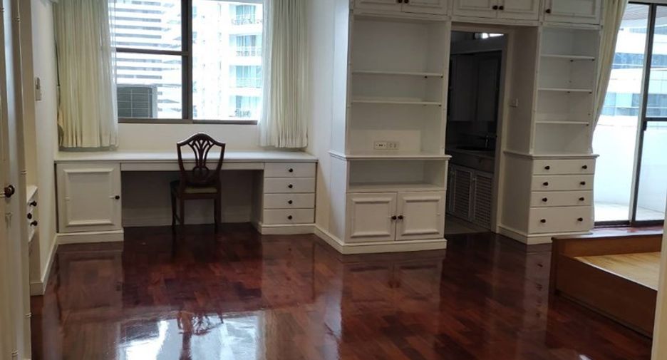 For rent 3 bedrooms condo in Khlong Toei, Bangkok