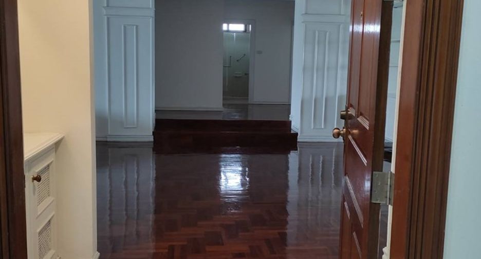 For rent 3 bedrooms condo in Khlong Toei, Bangkok