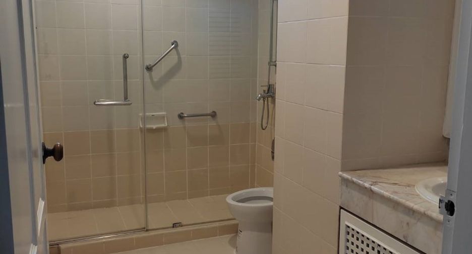 For rent 3 bedrooms condo in Khlong Toei, Bangkok