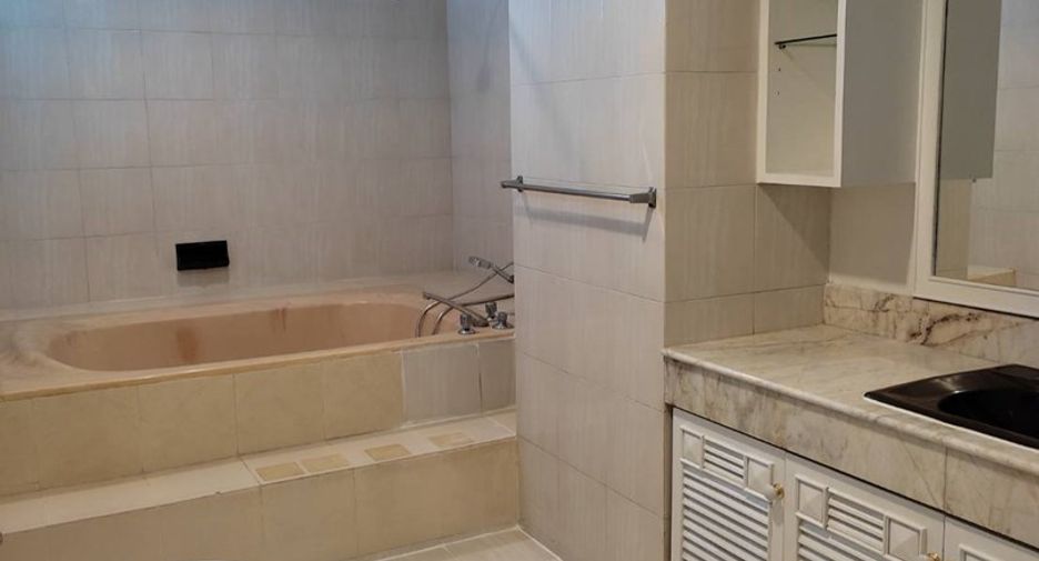 For rent 3 bedrooms condo in Khlong Toei, Bangkok