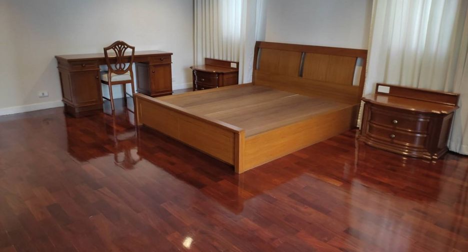 For rent 3 bedrooms condo in Khlong Toei, Bangkok