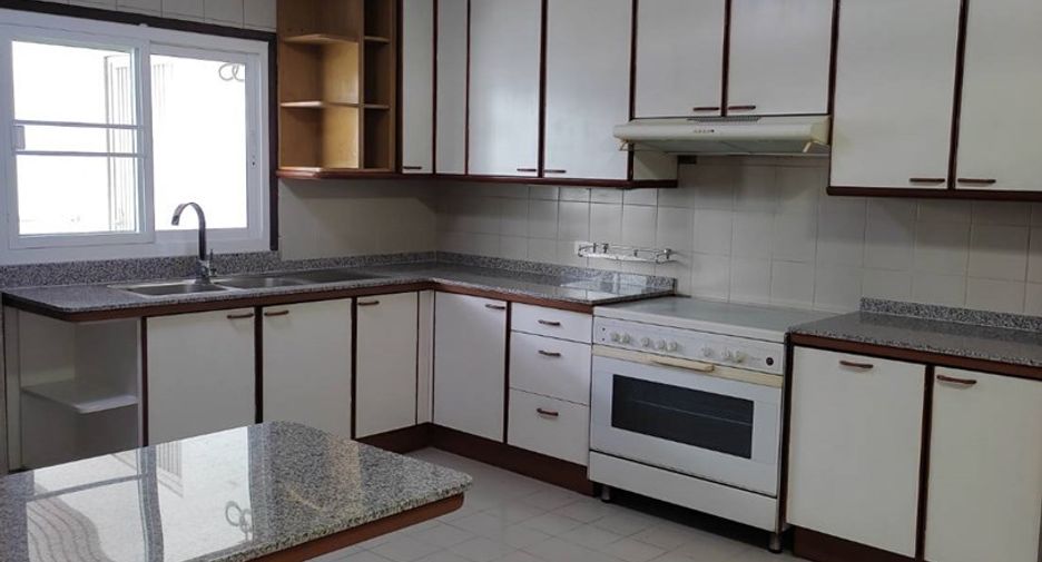 For rent 3 bedrooms condo in Khlong Toei, Bangkok