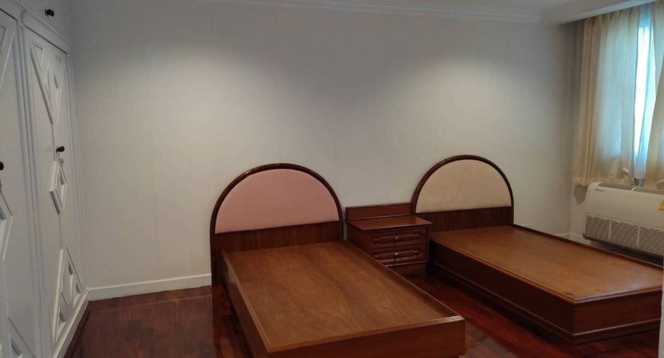 For rent 3 bedrooms condo in Khlong Toei, Bangkok