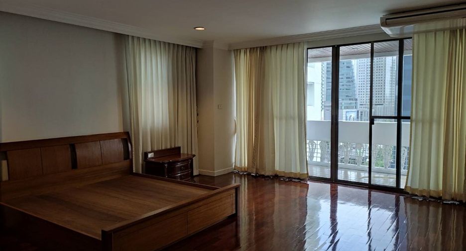 For rent 3 bedrooms condo in Khlong Toei, Bangkok