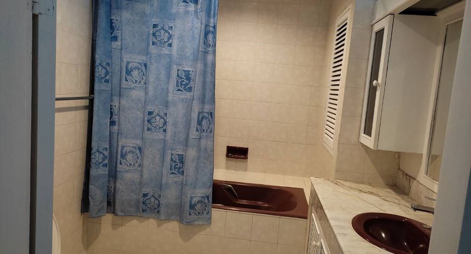 For rent 3 bedrooms condo in Khlong Toei, Bangkok