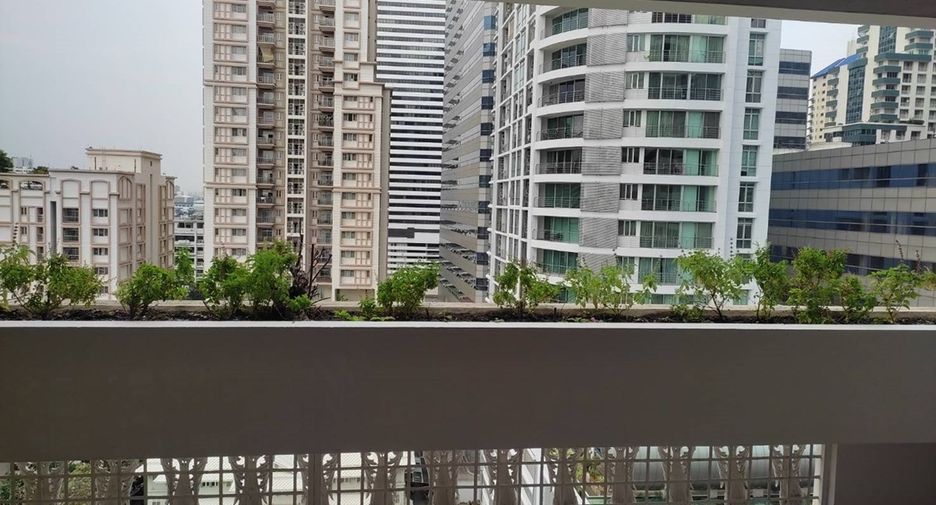 For rent 3 bedrooms condo in Khlong Toei, Bangkok