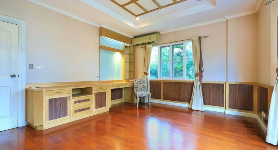 For sale 3 bedrooms house in Taling Chan, Bangkok