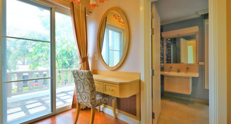 For sale 3 bedrooms house in Taling Chan, Bangkok