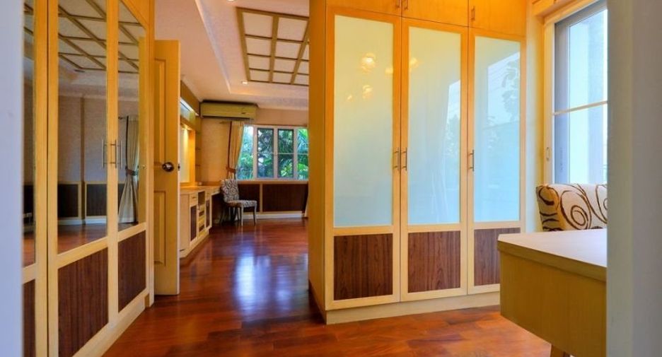 For sale 3 bedrooms house in Taling Chan, Bangkok