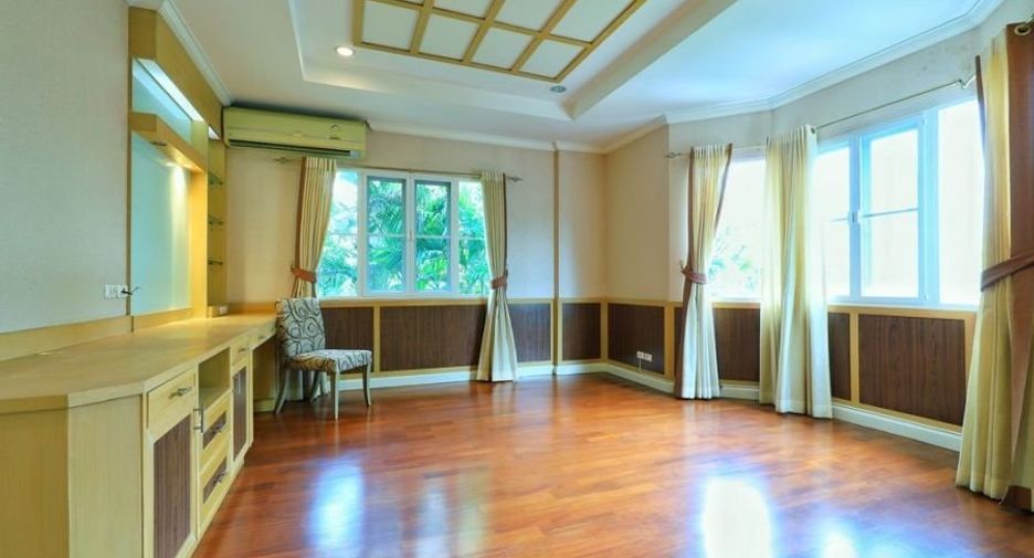 For sale 3 bedrooms house in Taling Chan, Bangkok