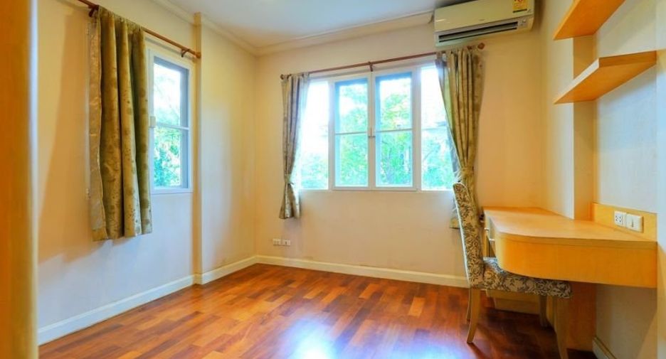 For sale 3 bedrooms house in Taling Chan, Bangkok