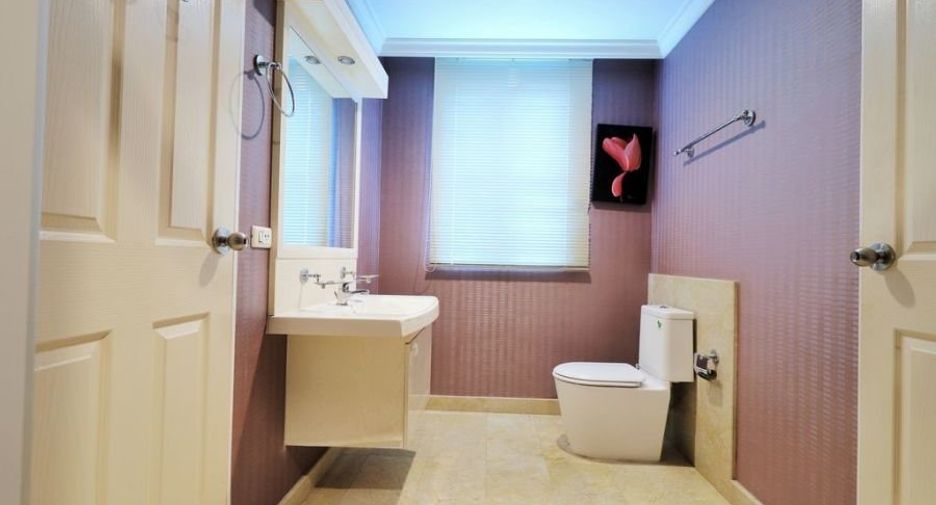 For sale 3 bedrooms house in Taling Chan, Bangkok