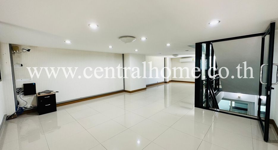 For sale 3 bed retail Space in Don Mueang, Bangkok