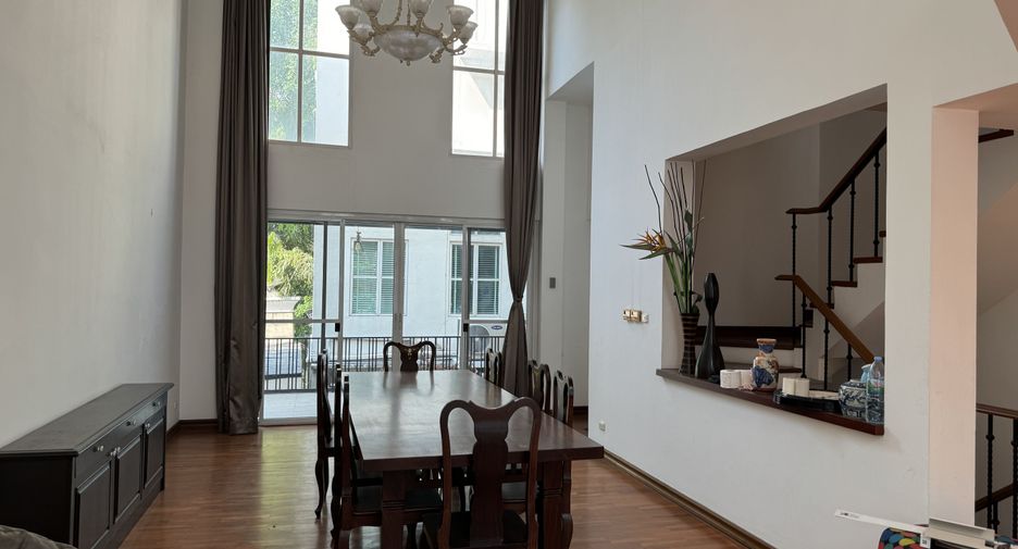 For sale 3 bed townhouse in Watthana, Bangkok