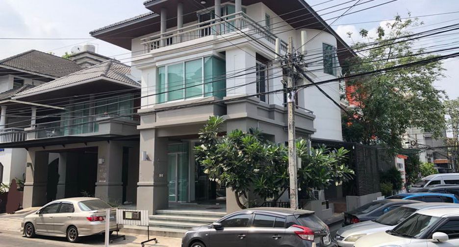 For rent 5 Beds office in Huai Khwang, Bangkok