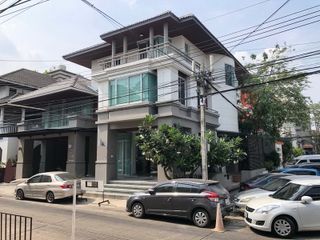 For rent 5 Beds office in Huai Khwang, Bangkok