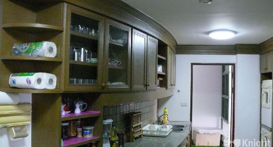 For sale 3 ベッドルーム condo in Sathon, Bangkok