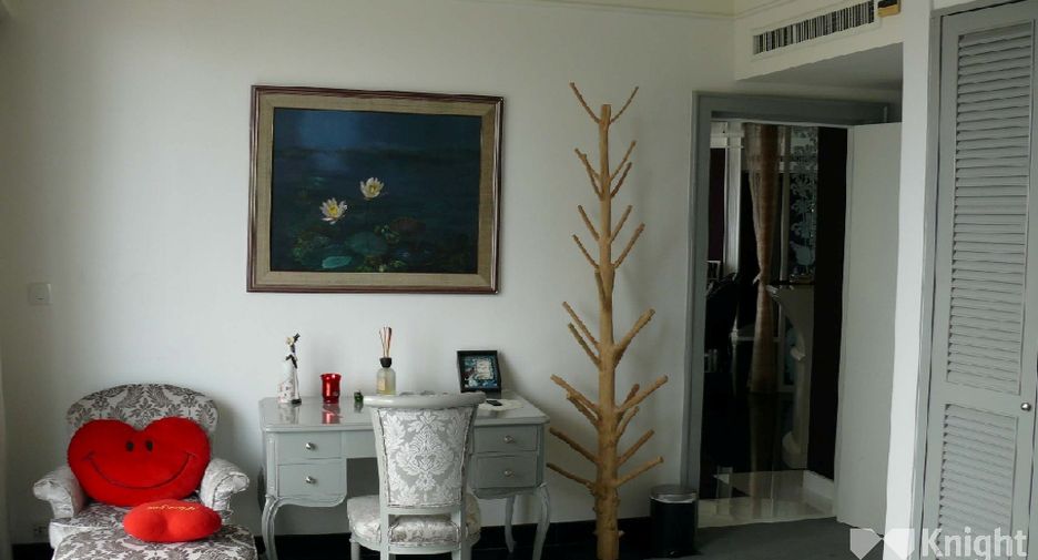 For sale 3 ベッドルーム condo in Sathon, Bangkok