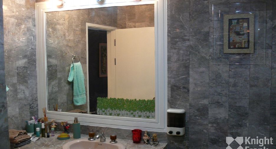 For sale 3 ベッドルーム condo in Sathon, Bangkok