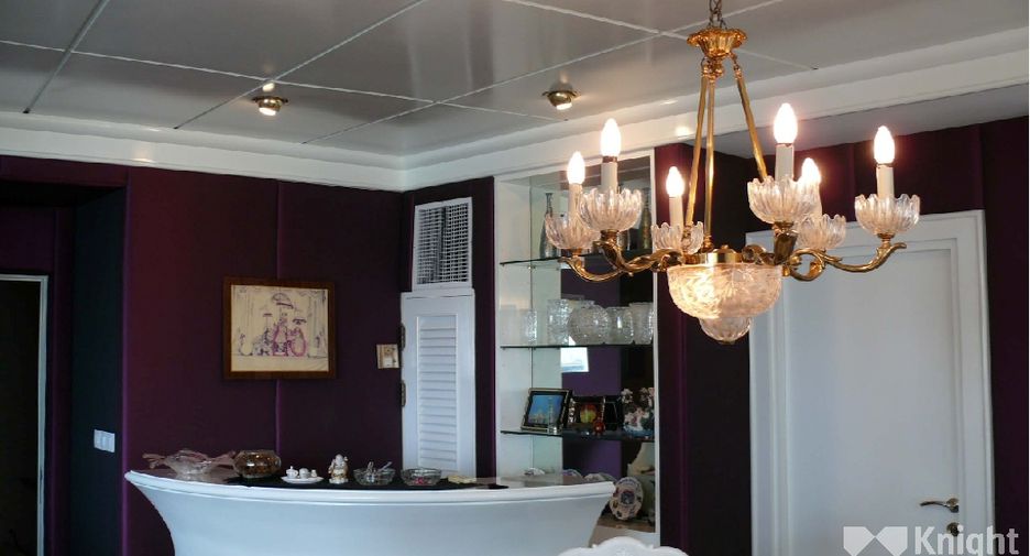 For sale 3 ベッドルーム condo in Sathon, Bangkok