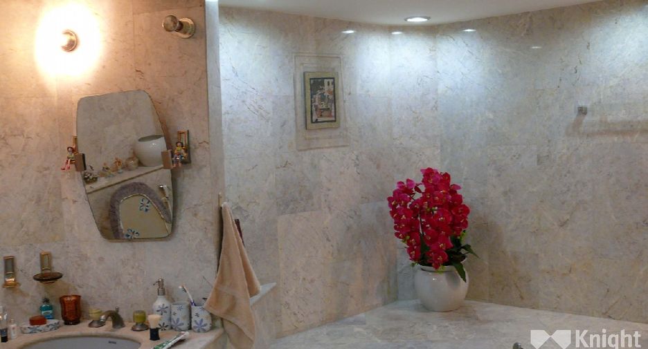 For sale 3 ベッドルーム condo in Sathon, Bangkok